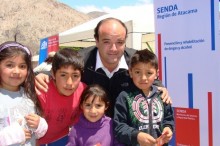 Coordinador regional del SENDA compartiendo con menores del campamento