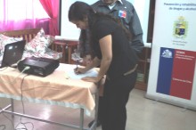Momento de la firma por parte de la representante de la escuela Luis Cruz Martínez