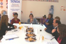 Dirigentas vecinales compartiendo los desafíos del proyecto con las autoridades del SENDA