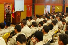 Profesional del ámbito de tratamiento del SENDA, Cristian Valencia en plena charla dirigida a más de 400 conscriptos del regimiento N°23 Copiapó