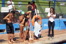 Coordinadora comunal Angie Madariga dirigiendo las actividades en la piscina rotaria