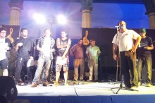 El coordinador regional del SENDA en pleno evento juvenil destacando la campaña institucional que recorrió Atacama para que todos decidieran por un verano sin drogas ni alcohol