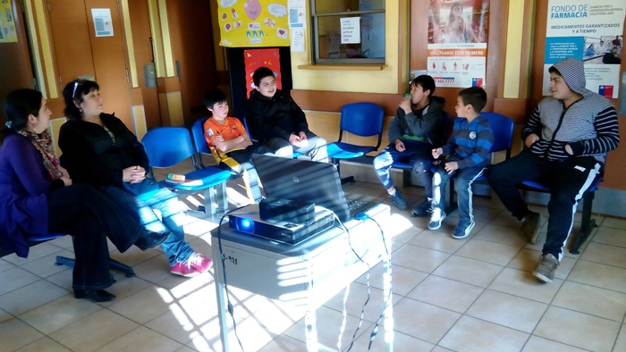 Profesionales de programa preventivo dialogan con niños y jóvenes de sector focalizado de Valdivia