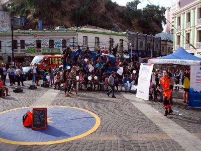 Mimo Tuga realiza intervención callejera en Valparaíso como parte de las Campañas de Prevención de Senda y Seguridad Pública