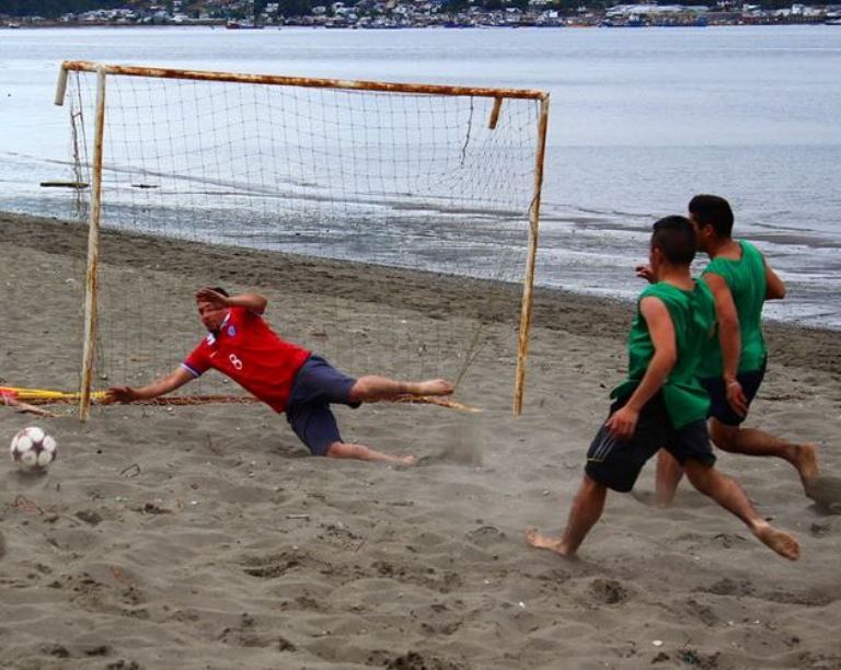 Con fútbol playa y body combat invitaron a disfrutar sanamente las vacaciones en Quellón