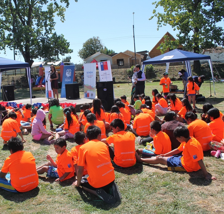 Con tarde de piscina, baile y juegos promovieron campaña de verano de SENDA en Osorno