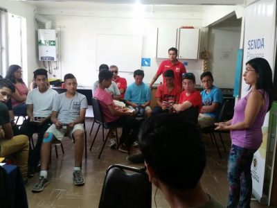Promesas futbolísticas de Valdivia participan en talleres preventivos de SENDA