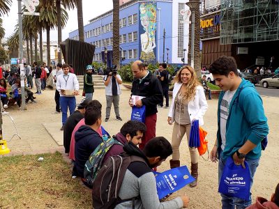 Senda e Injuv promocionan Mechoneo Responsable en Valparaíso