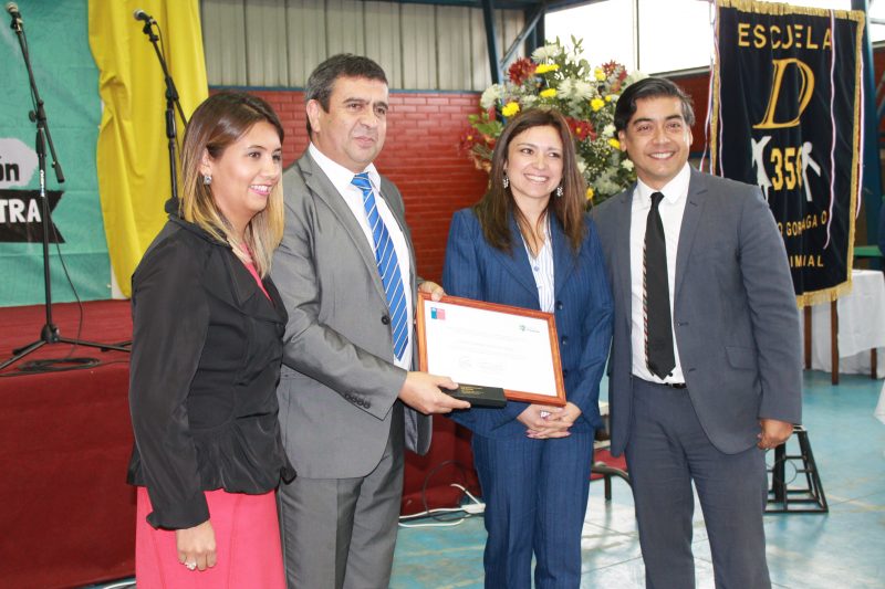 SENDA Araucanía entrega reconocimiento a Escuela Alejandro Gorostiaga de Nueva Imperial
