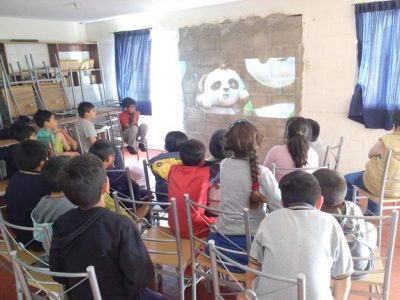 Niños de Punta Mira disfrutan de tardes de cine