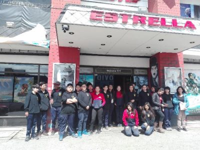 Alumnos de la Escuela Patagonia fueron premiados con un día de cine