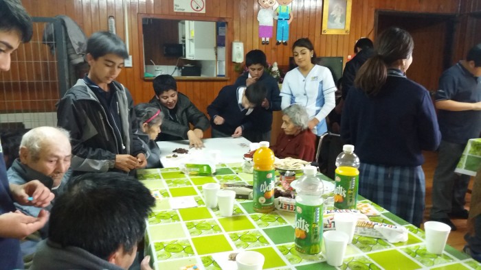 Estudiantes de Liceo Altamira compartieron con residentes de hogar de ancianos de Panguipulli