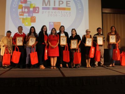 Directora regional certifica a MIPES, empresas e instituciones públicas