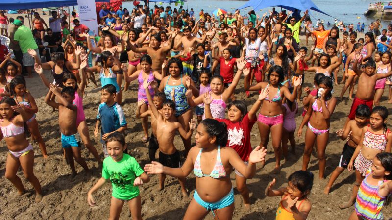 SENDA lanzó campaña de verano “Más conversación, menos riesgo” en playa La Lisera de Arica