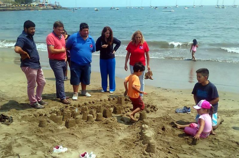 Con castillos de arena y juegos en la playa lanzan campaña de verano de SENDA en Papudo