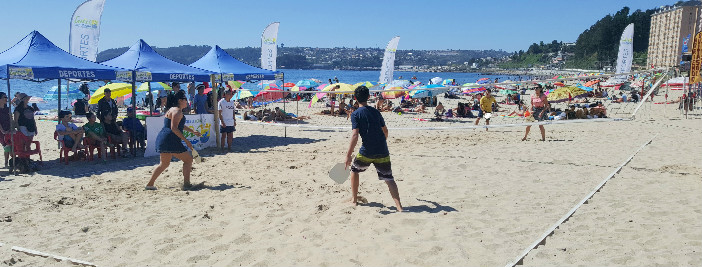 SENDA Previene Tomé realiza campeonato de paletas de playa duplas mixtas en playa Bellavista