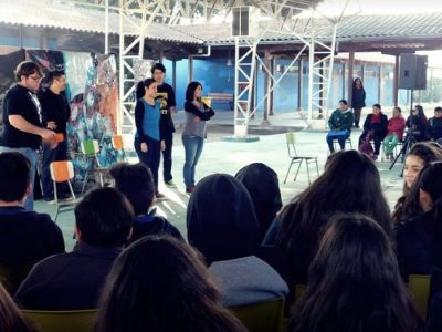 Estudiantes de Isla de Maipo asisten a obra de teatro con temática preventiva