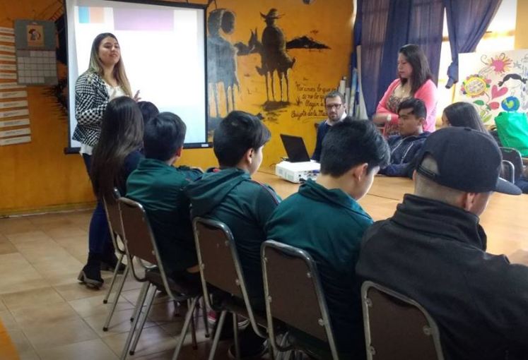 Estudiantes de Isla de Maipo conversan sobre programa Actuar a Tiempo