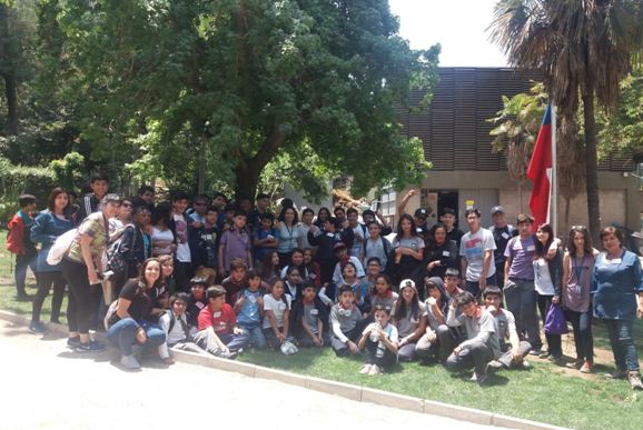 Estudiantes beneficiarios de programas de SENDA visitan el Parque Metropolitano