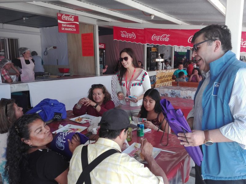 SENDA Previene Valdivia incentivó la conversación y el compartimiento familiar entre veraneantes de Feria Costumbrista