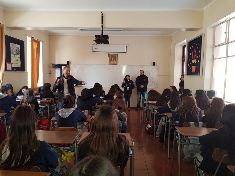 SENDA Previene La Cisterna realiza jornada de difusión preventiva en liceo Laura Vicuña