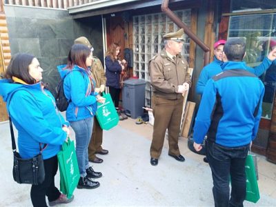 SENDA Previene Natales y Carabineros visitaron familias de la comuna entregando información preventiva de drogas