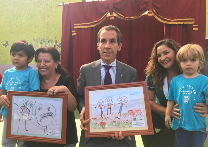 Alcalde de Santiago y Directora (S) Regional de SENDA hicieron entrega de sets de útiles escolares a pequeños de diversos jardines infantiles