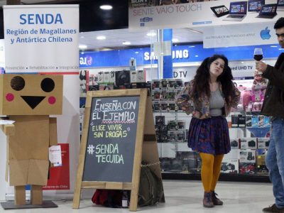 «Estatuas Humanas» han irrumpido con mensajes de prevención del consumo de drogas en diferentes espacios de Punta Arenas