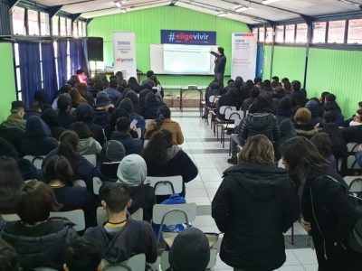 Jóvenes apoyados por Senda para superar adicción a las drogas contaron su experiencia a estudiantes y profesores de Liceo Polivalente de Teno