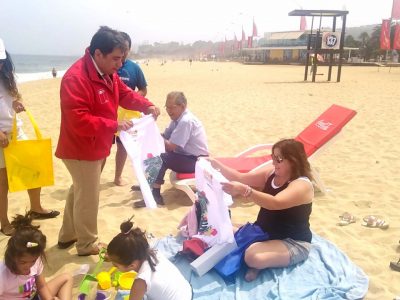 Con entrega de mensajes de prevención a los veraneantes se difunde Campaña de Verano del SENDA  en playas de la región de Valparaíso
