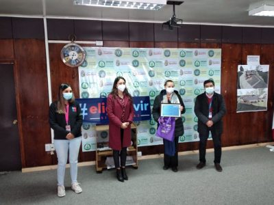 SENDA entrega reconocimiento a Liceo Bicentenario Paulo Freire y el Colegio Quellón por su participación en la encuesta Juventud y Bienestar