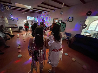 Participantes de centro de tratamiento confeccionan vestuario con material reciclable