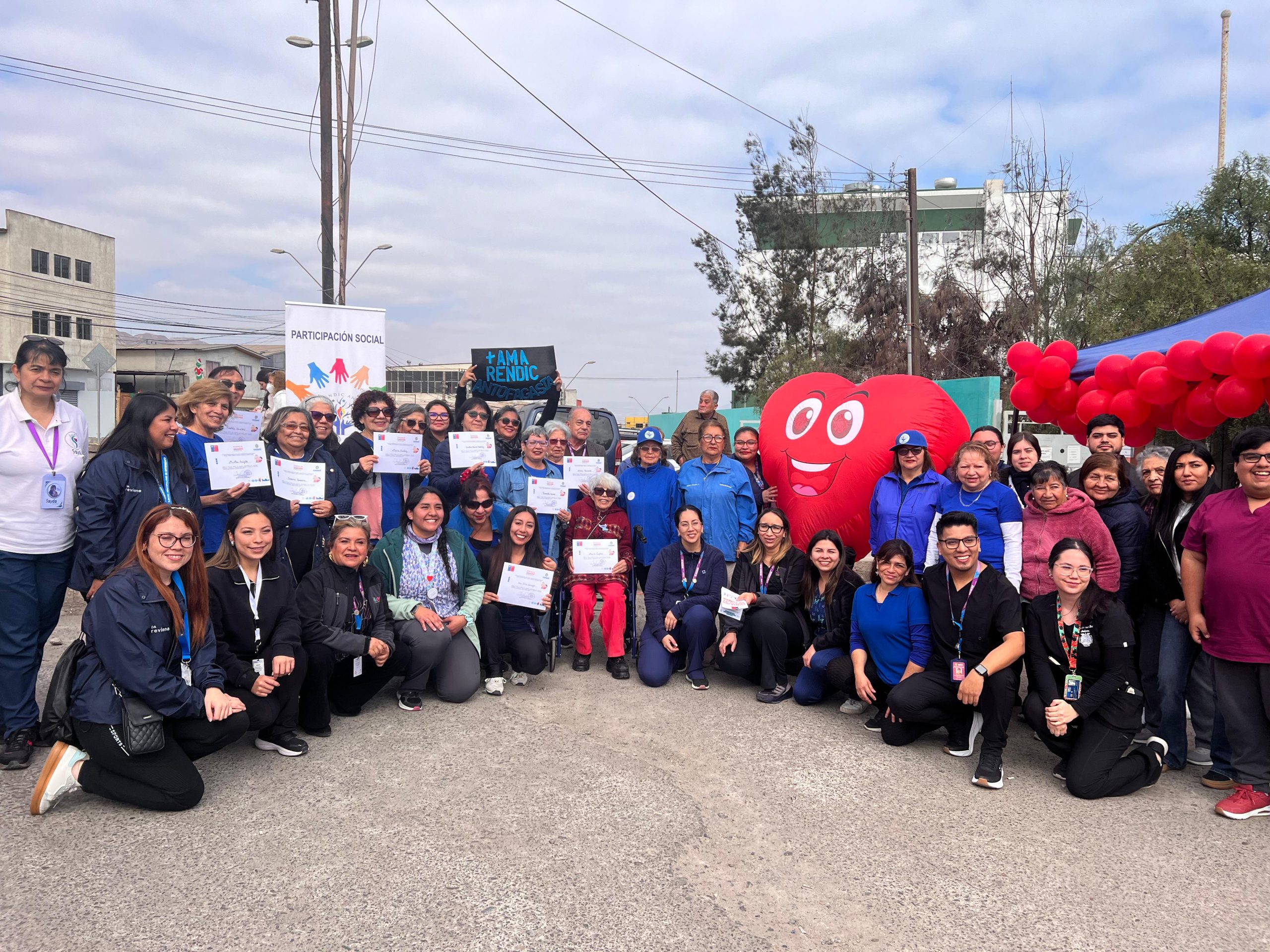 Prevención desde el territorio: SENDA y CESFAM promueven parentalidad social en feria comunitaria