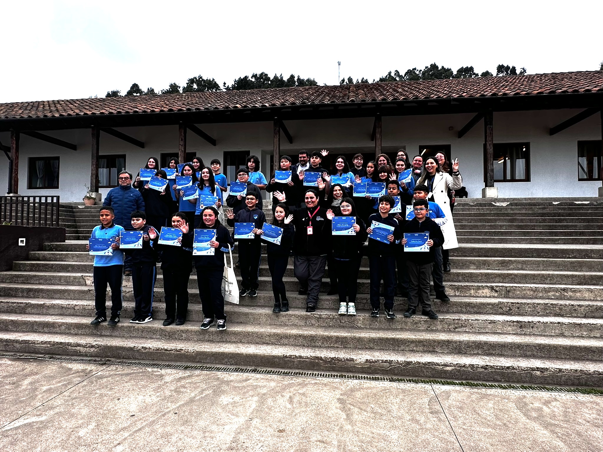 Estudiantes de escuela de Iloca son premiados en concurso literario preventivo “Imaginarte libre”