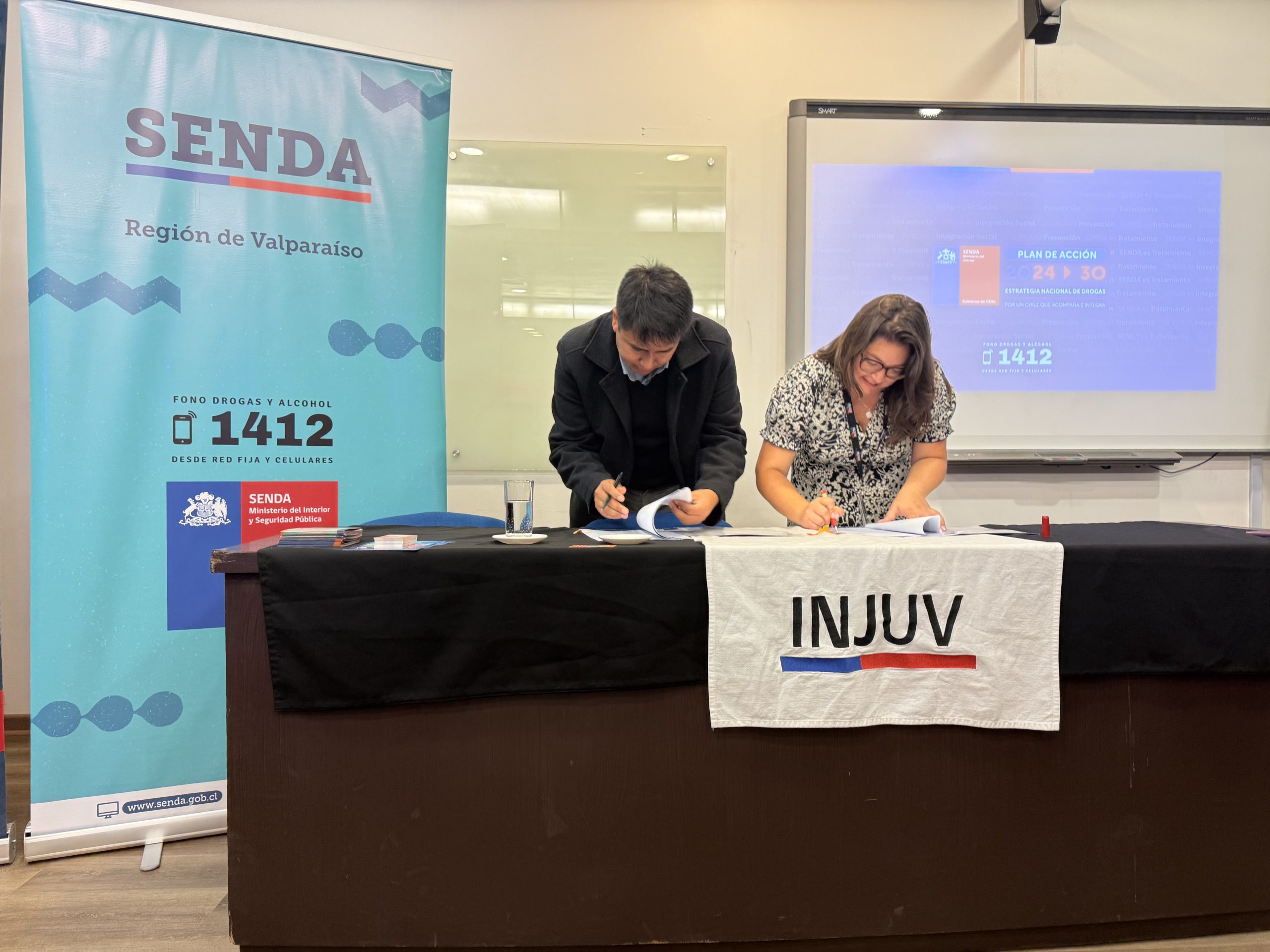 Senda e Injuv firman convenio junto a estudiantes de la Universidad de Valparaíso