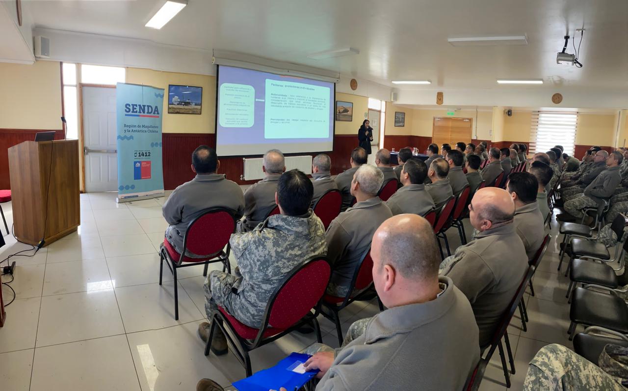 SENDA Magallanes desarrolló jornada preventiva junto a funcionarios de la FACh
