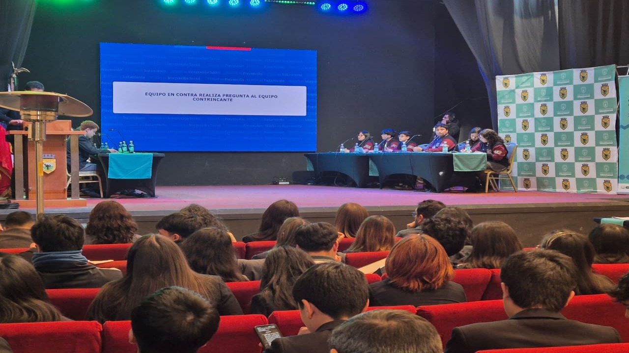 Con éxito se realizó Debate Estudiantil Regional 2025 sobre prevención del consumo de alcohol y otras drogas