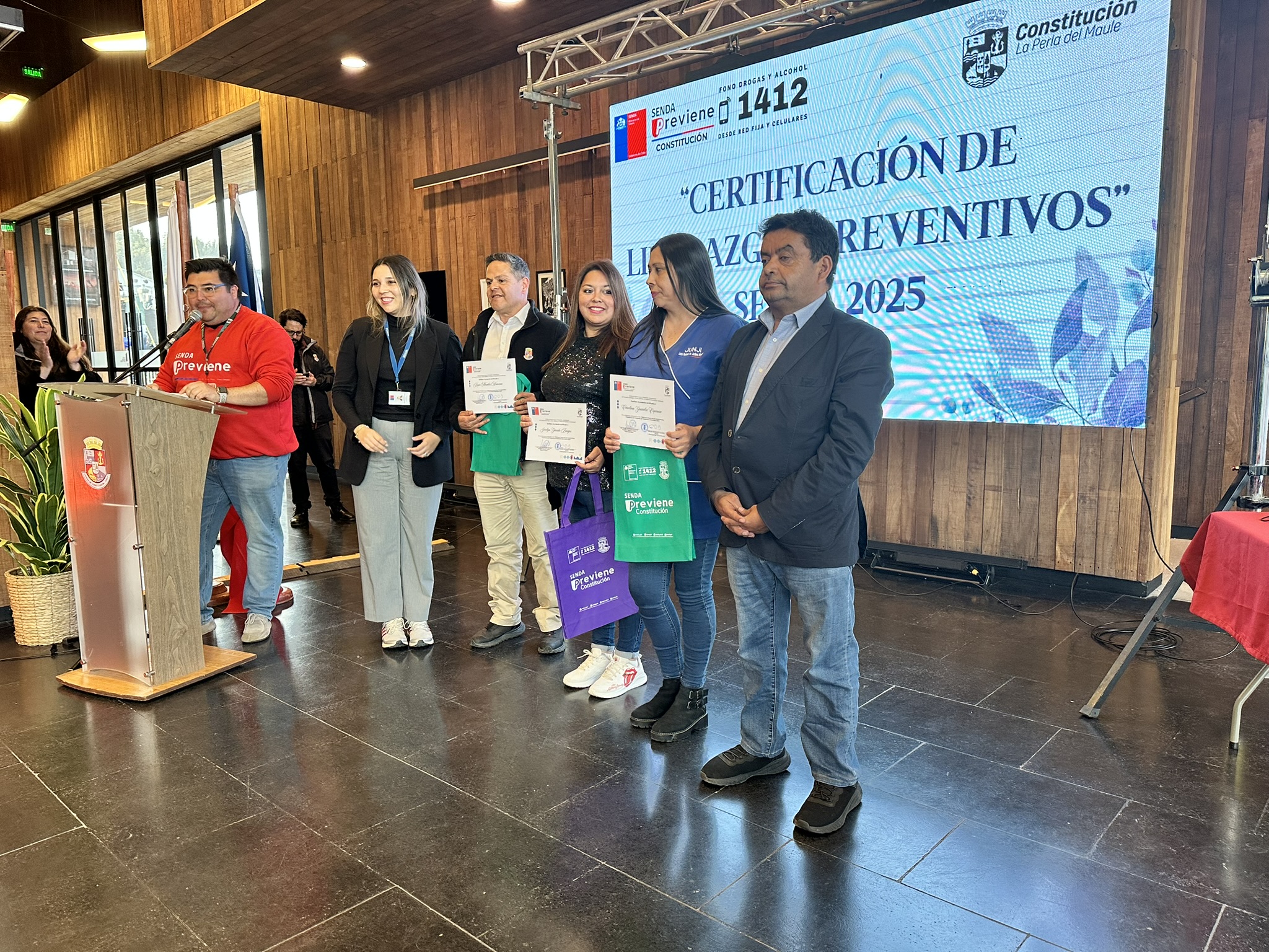 Dirigentes comunitarios y estudiantes de Constitución reciben certificación como líderes preventivos