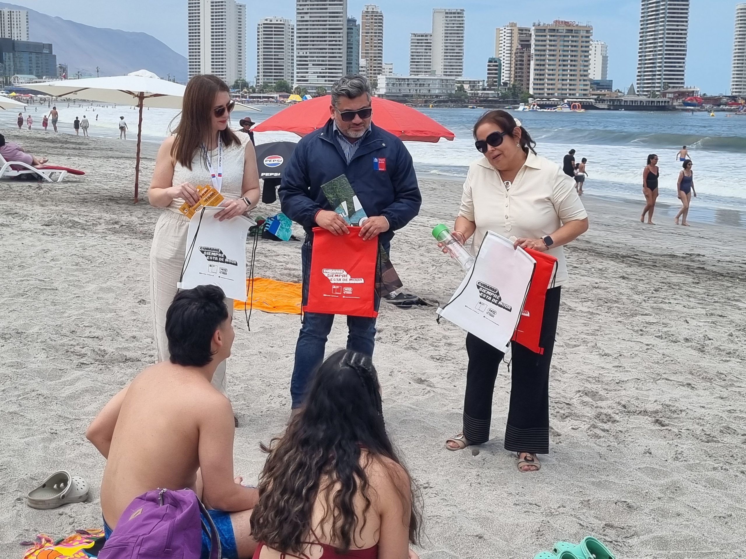SENDA despliega campaña de verano “Cuidarse siempre está de moda” en Playa Cavancha