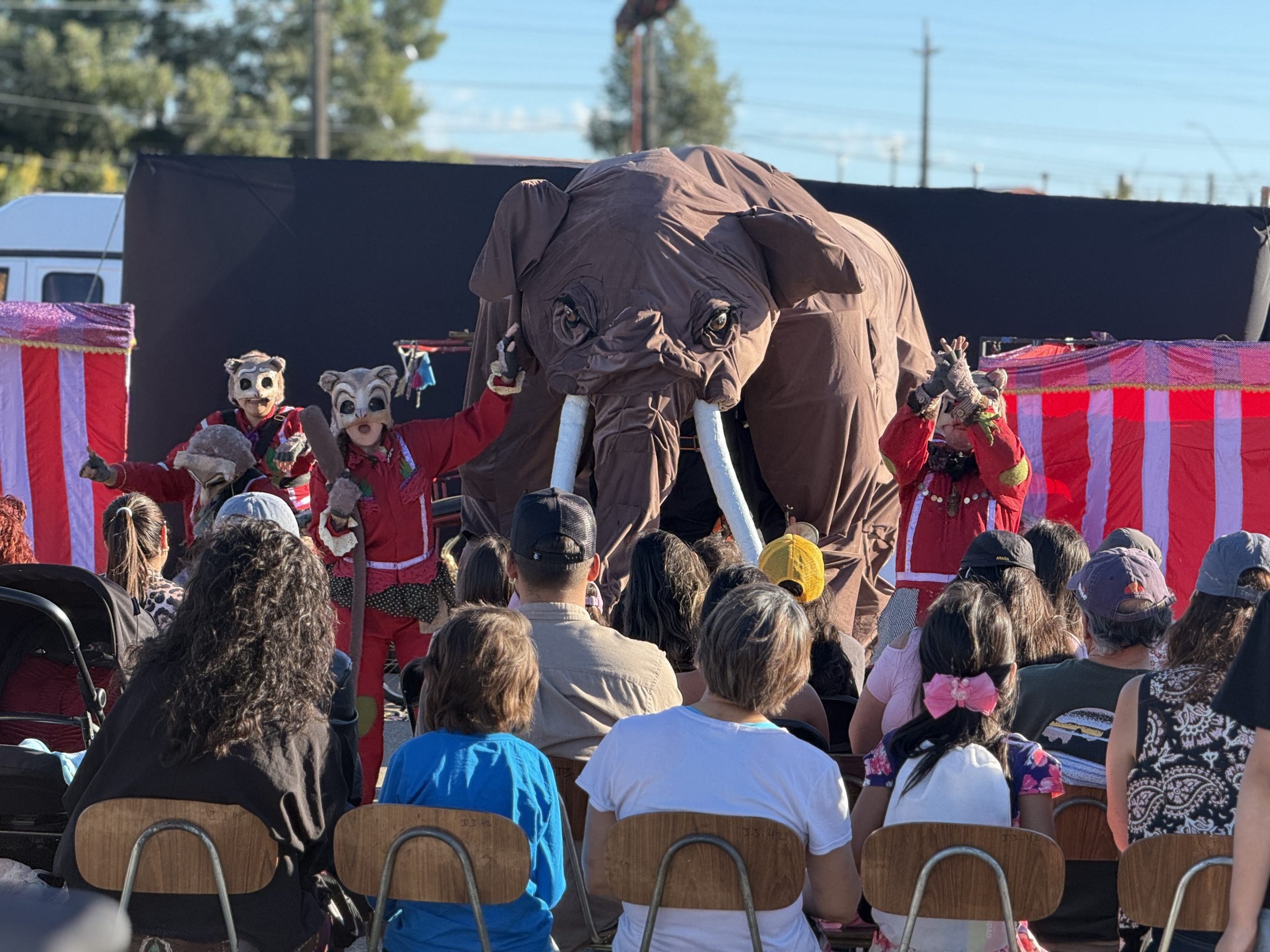 SENDA Previene Valdivia, cerró campaña de verano “Cuidarse Siempre Está de Moda” con intervención artística comunitaria en barrio Pablo Neruda